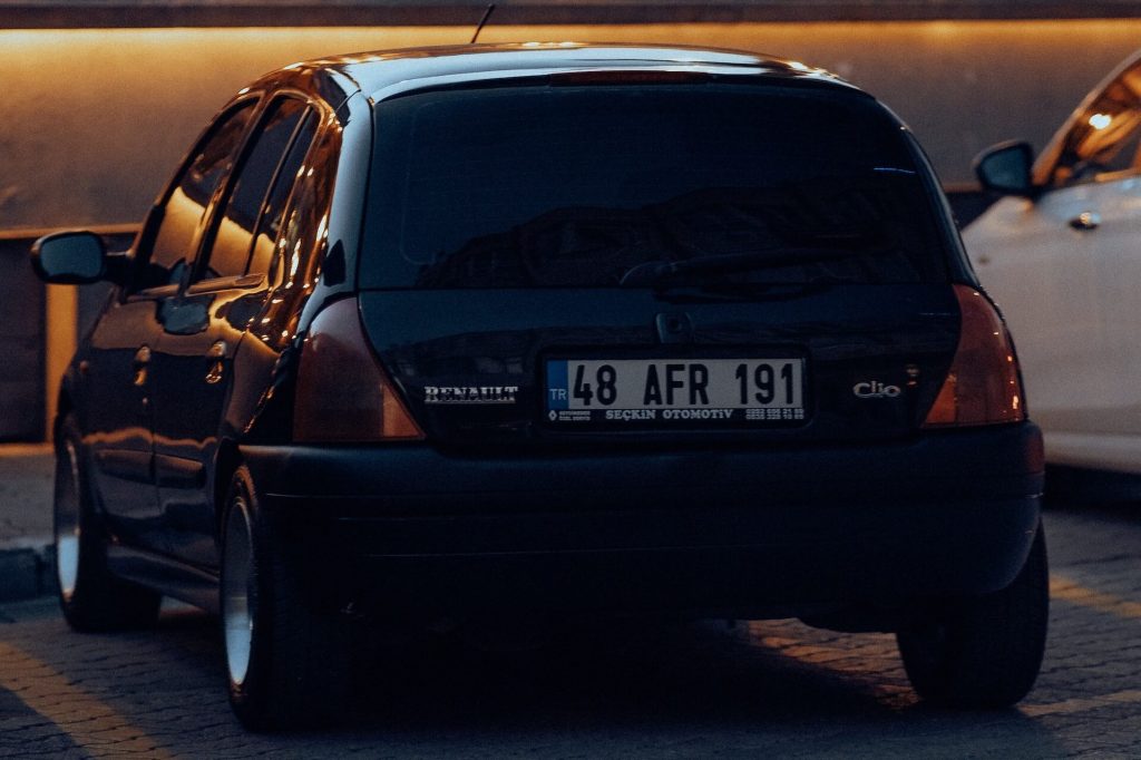 Un ancien modèle de Renault Clio, dont le design classique est mis en valeur.